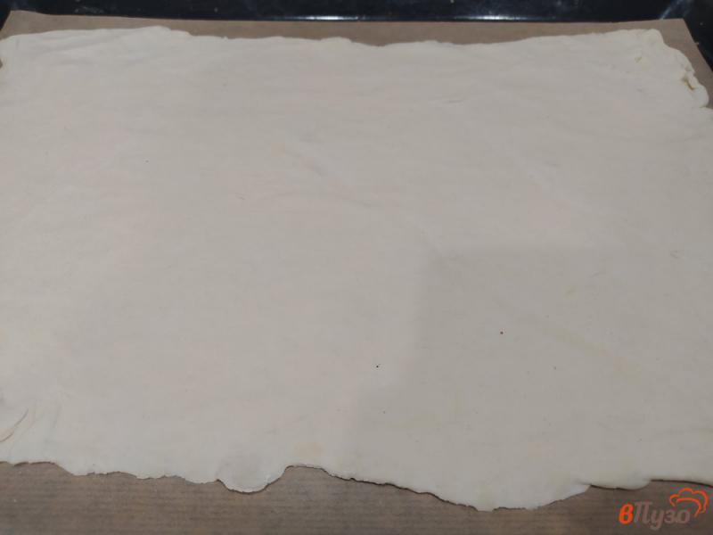 Фото приготовление рецепта: Пицца на слоеном тесте с ветчиной и помидорами шаг №1
