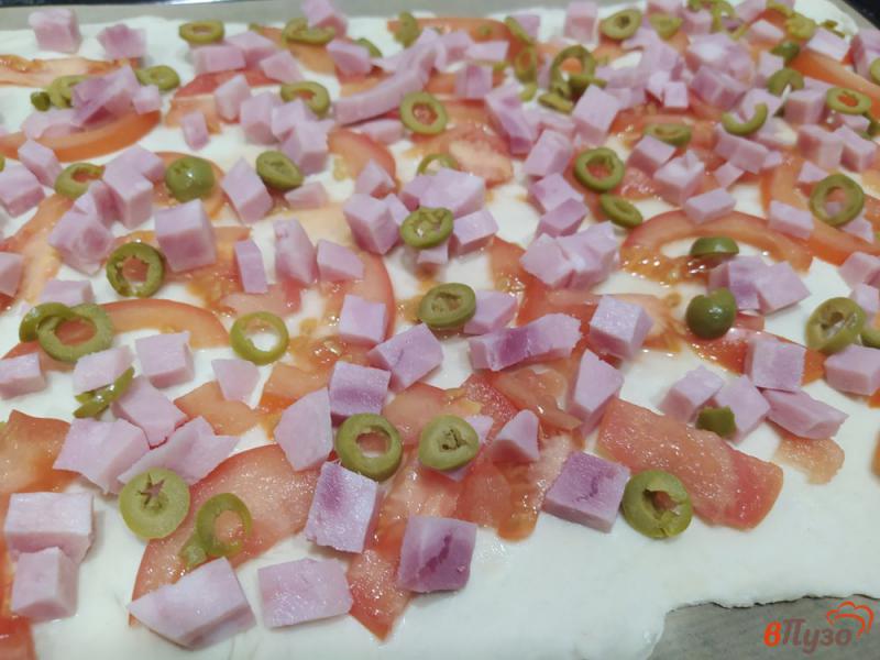 Фото приготовление рецепта: Пицца на слоеном тесте с ветчиной и помидорами шаг №4
