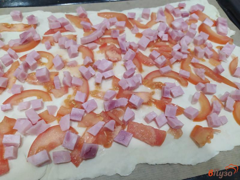 Фото приготовление рецепта: Пицца на слоеном тесте с ветчиной и помидорами шаг №3