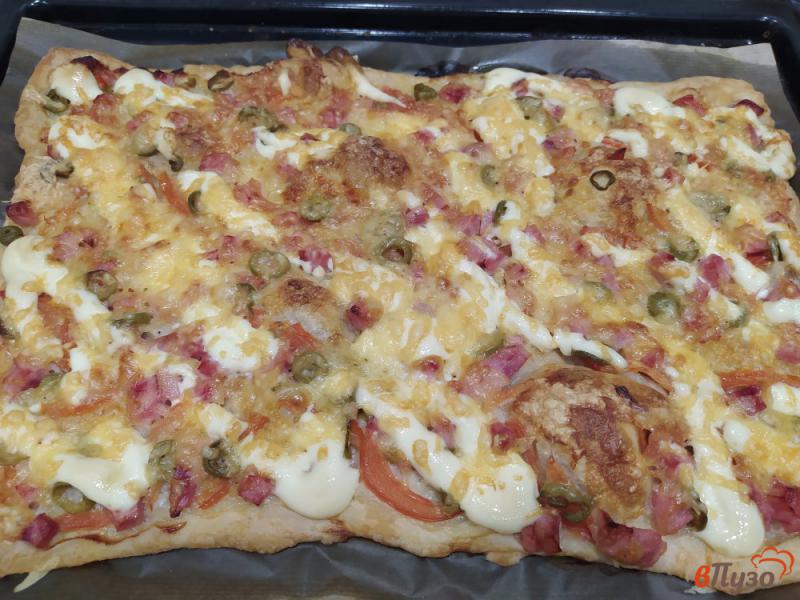 Фото приготовление рецепта: Пицца на слоеном тесте с ветчиной и помидорами шаг №8