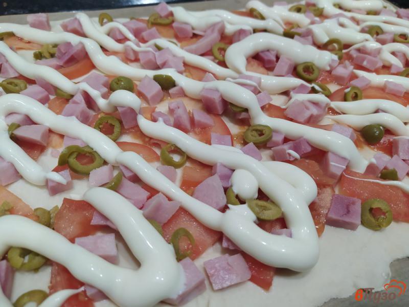 Фото приготовление рецепта: Пицца на слоеном тесте с ветчиной и помидорами шаг №5
