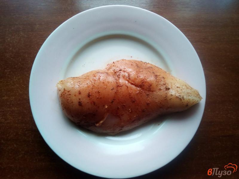Фото приготовление рецепта: Оливье с запеченным куриным филе шаг №2