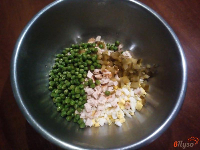 Фото приготовление рецепта: Оливье с запеченным куриным филе шаг №7