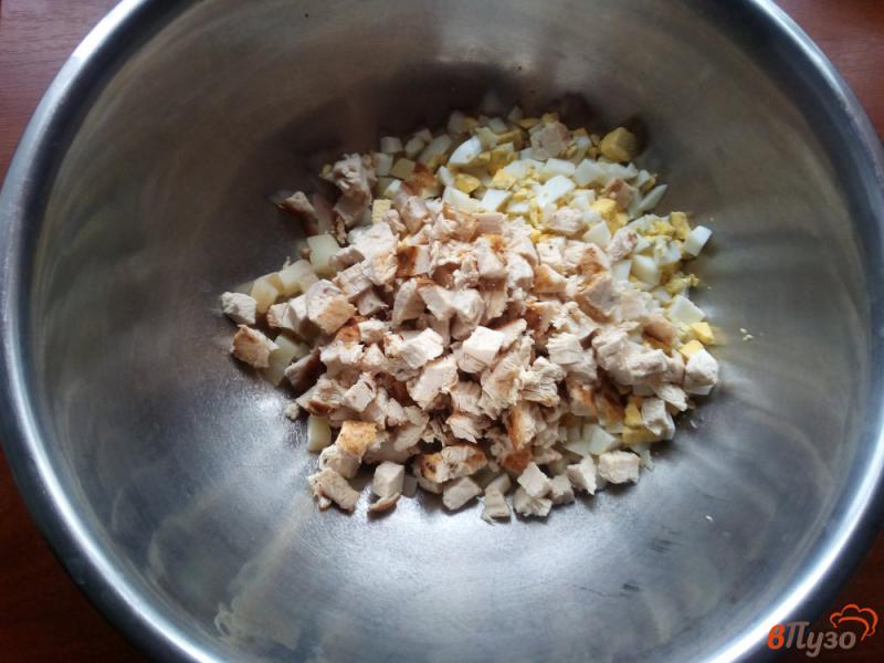 Фото приготовление рецепта: Оливье с запеченным куриным филе шаг №6