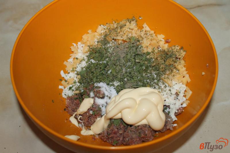 Фото приготовление рецепта: Конвертики из лаваша с сыром и фаршем шаг №2