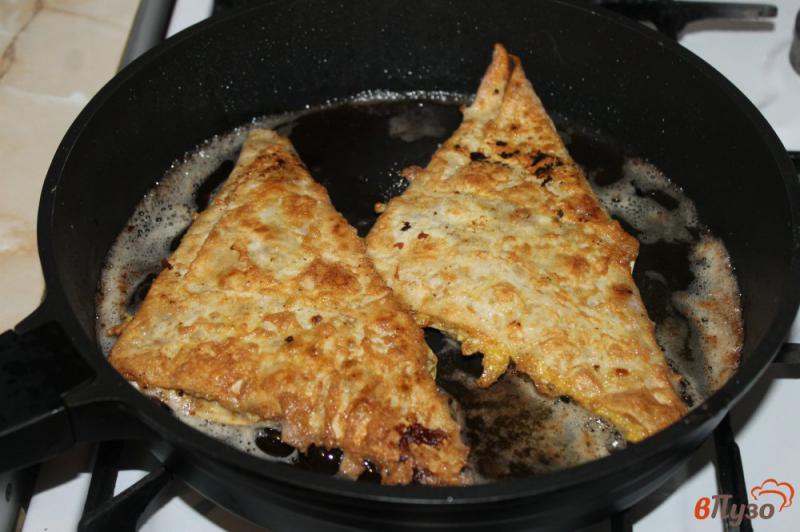 Фото приготовление рецепта: Конвертики из лаваша с сыром и фаршем шаг №9