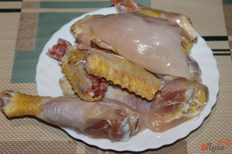 Фото приготовление рецепта: Пряная курица тушеная в сметанном соусе шаг №1