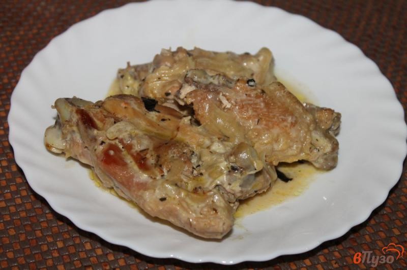 Фото приготовление рецепта: Пряная курица тушеная в сметанном соусе шаг №7