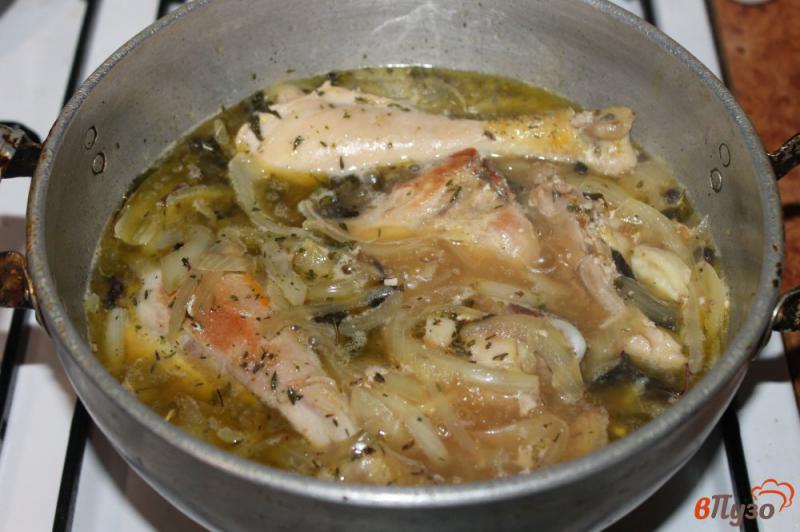 Фото приготовление рецепта: Пряная курица тушеная в сметанном соусе шаг №5