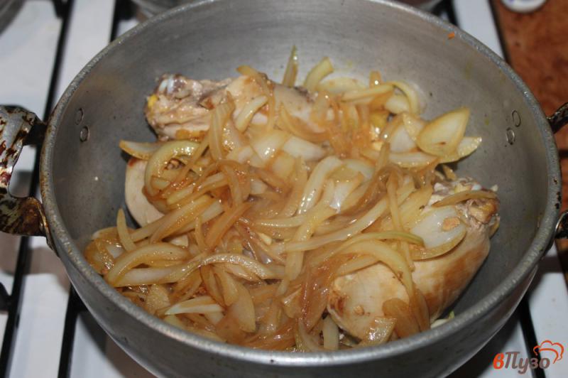 Фото приготовление рецепта: Пряная курица тушеная в сметанном соусе шаг №4