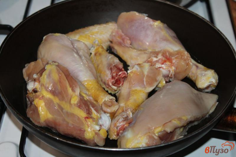 Фото приготовление рецепта: Пряная курица тушеная в сметанном соусе шаг №2