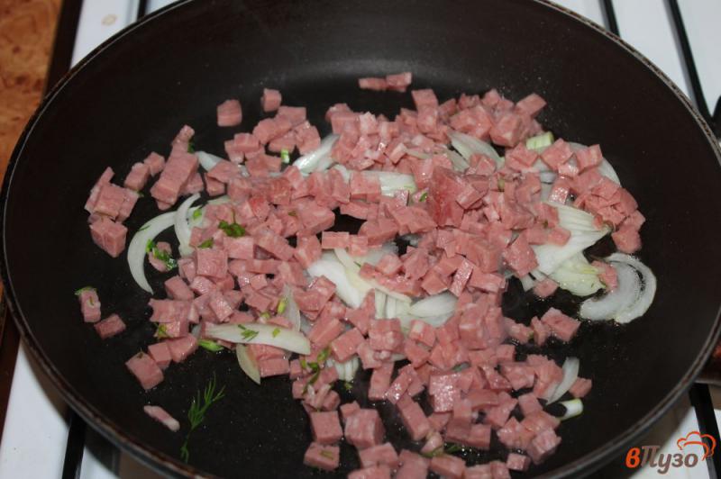 Фото приготовление рецепта: Омлет с сыром колбасой и луком шаг №2