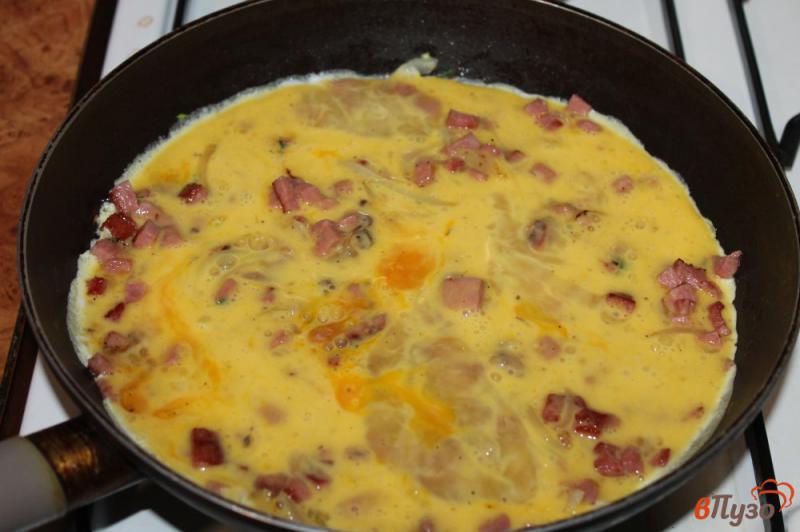 Фото приготовление рецепта: Омлет с сыром колбасой и луком шаг №3