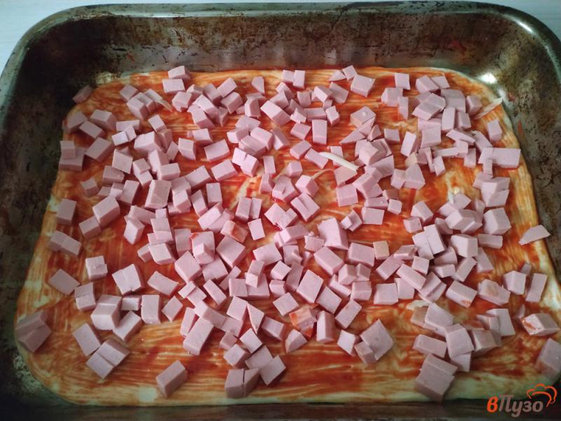 Фото приготовление рецепта: Пицца с колбасой, помидорами и луком шаг №6