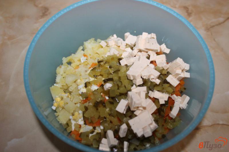 Фото приготовление рецепта: Салат с курицей яйцом и сыром шаг №3