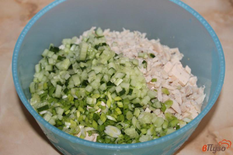Фото приготовление рецепта: Салат с курицей яйцом и сыром шаг №5