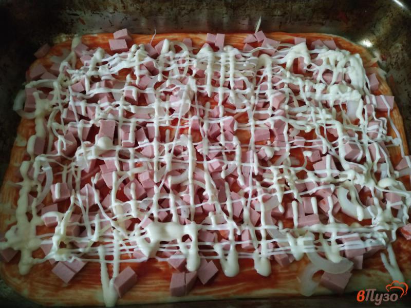 Фото приготовление рецепта: Пицца с колбасой, помидорами и луком шаг №7
