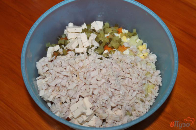 Фото приготовление рецепта: Салат с курицей яйцом и сыром шаг №4