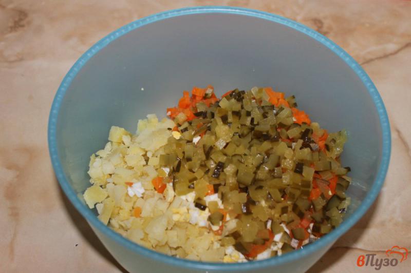 Фото приготовление рецепта: Салат с курицей яйцом и сыром шаг №2
