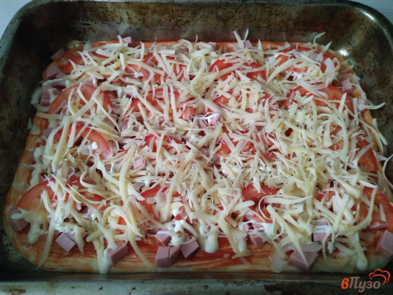Фото приготовление рецепта: Пицца с колбасой, помидорами и луком шаг №8