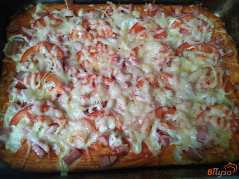 Фото приготовление рецепта: Пицца с колбасой, помидорами и луком шаг №9