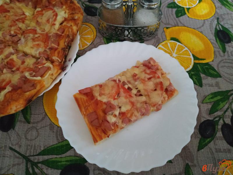Фото приготовление рецепта: Пицца с колбасой, помидорами и луком шаг №10