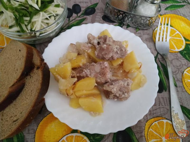 Фото приготовление рецепта: Картофель с мясом в духовке шаг №9