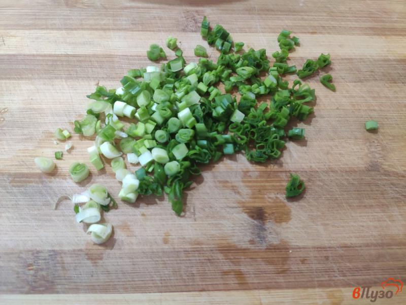 Фото приготовление рецепта: Салат с консервированным тунцом шаг №3