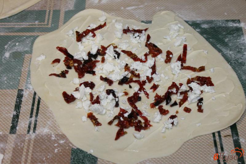 Фото приготовление рецепта: Улитка из слоеного теста с вялеными томатами и фетой шаг №2