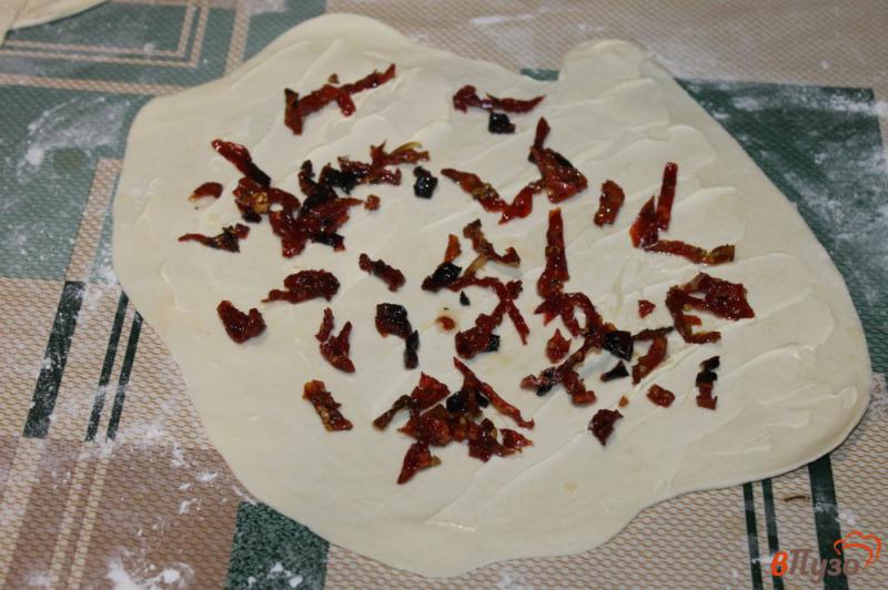 Фото приготовление рецепта: Улитка из слоеного теста с вялеными томатами и фетой шаг №1