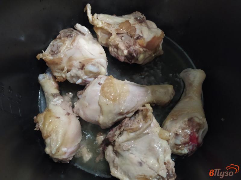 Фото приготовление рецепта: Гречка с куриными окорочками в мультиварке шаг №3