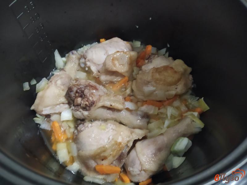 Фото приготовление рецепта: Гречка с куриными окорочками в мультиварке шаг №6