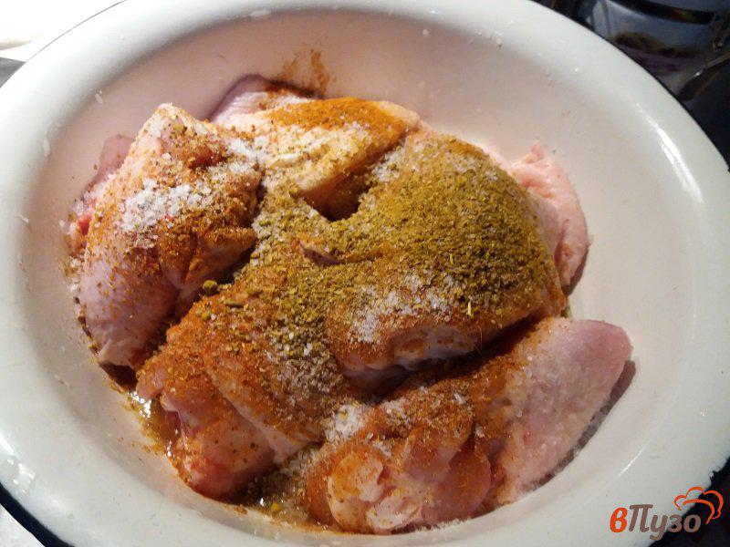 Фото приготовление рецепта: Куриные бедрышки в остро-сладком маринаде шаг №2