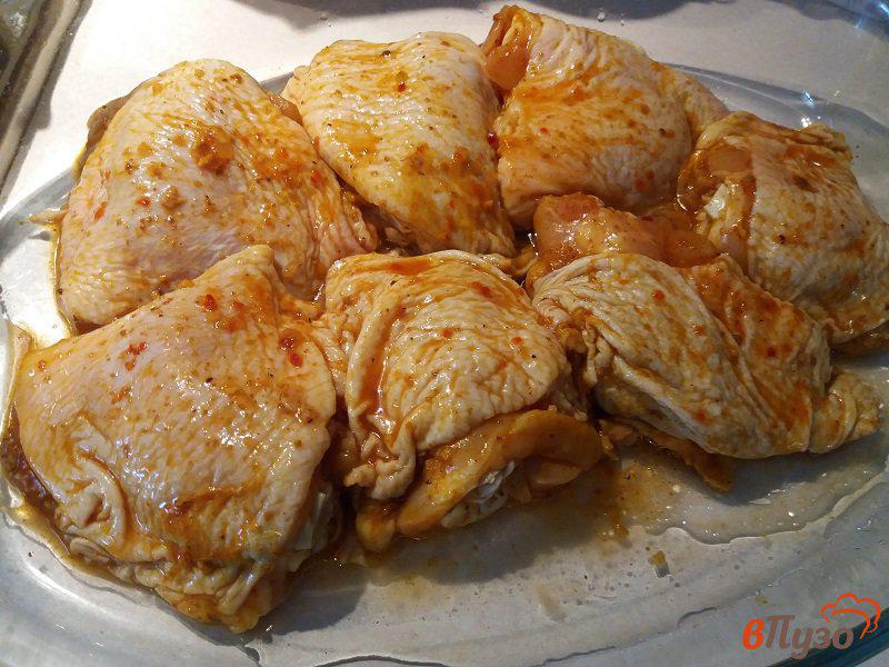 Фото приготовление рецепта: Куриные бедрышки в остро-сладком маринаде шаг №4