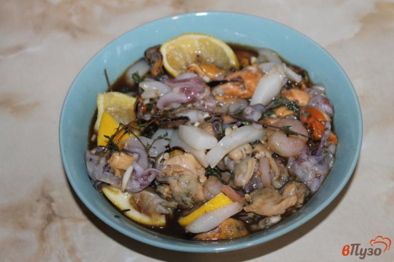 Фото приготовление рецепта: Салат с морепродуктами и авокадо шаг №2