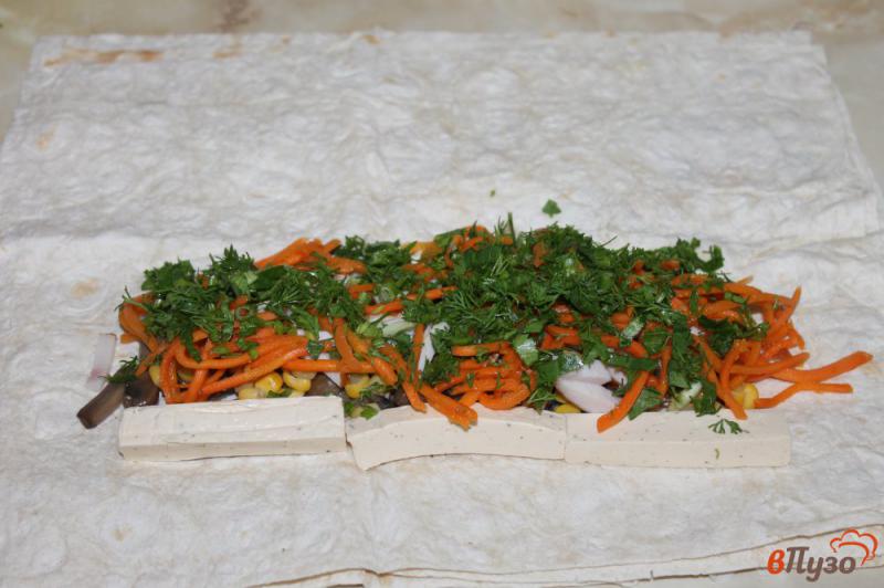 Фото приготовление рецепта: Лаваш с копченой курицей кукурузой и морковью шаг №3