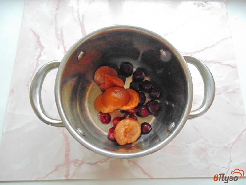 Фото приготовление рецепта: Кисель с вишнями и абрикосами шаг №2