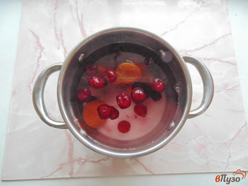 Фото приготовление рецепта: Кисель с вишнями и абрикосами шаг №4