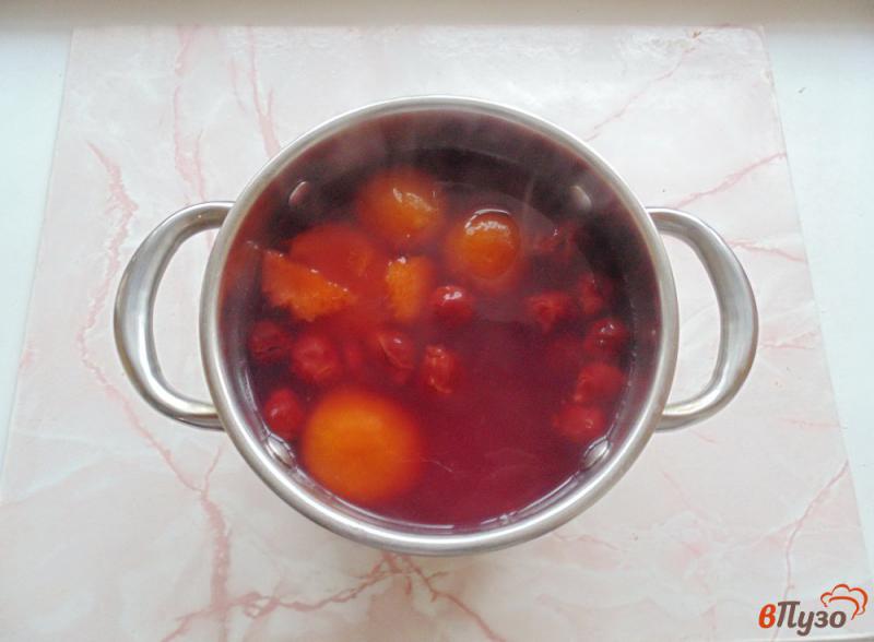 Фото приготовление рецепта: Кисель с вишнями и абрикосами шаг №5