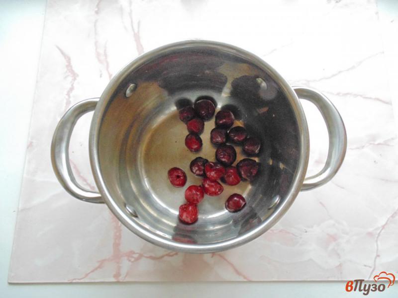 Фото приготовление рецепта: Кисель с вишнями и абрикосами шаг №1