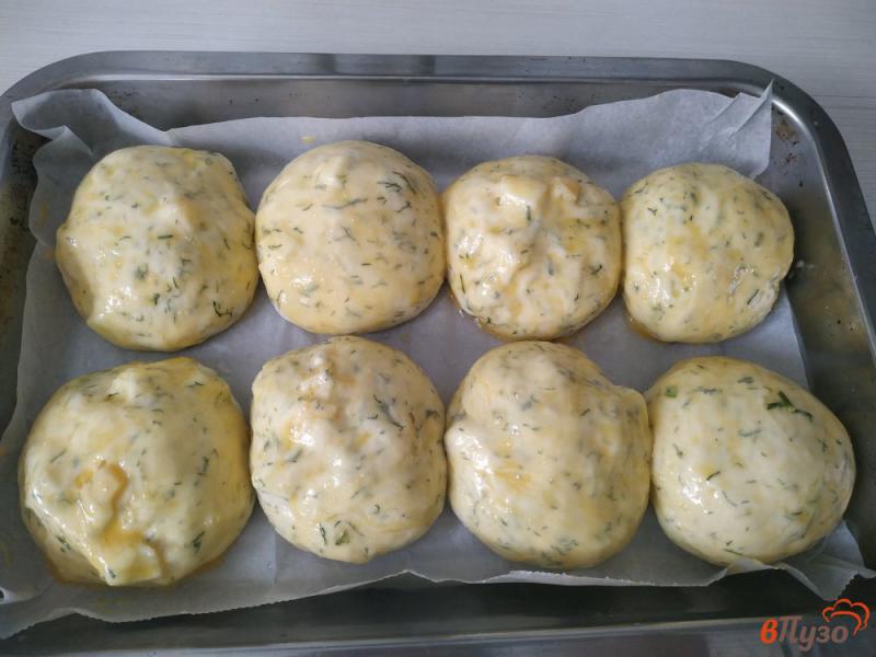 Фото приготовление рецепта: Булочки с сыром и с зеленью шаг №11