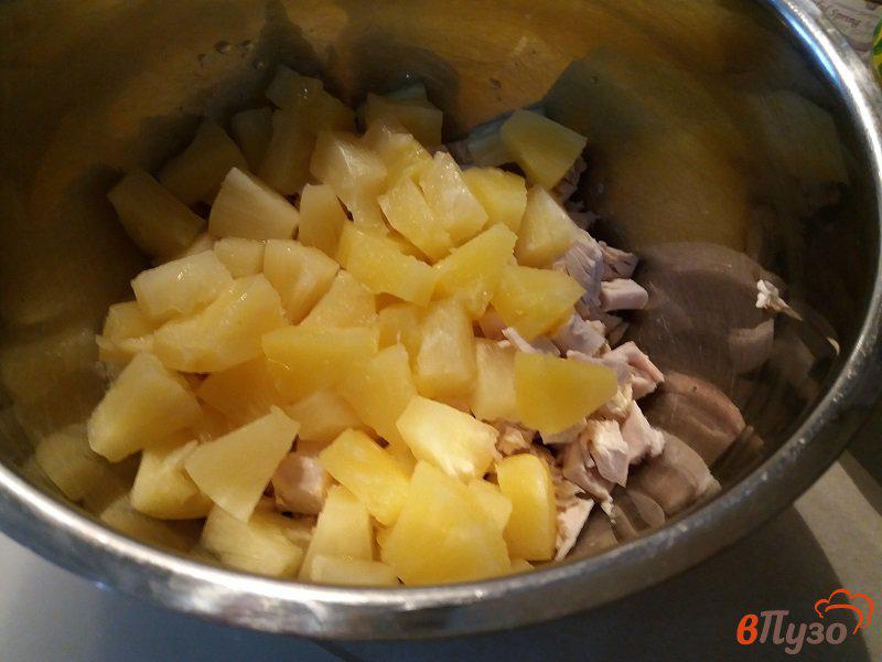 Фото приготовление рецепта: Салат из куриного филе и консервированного ананаса шаг №5