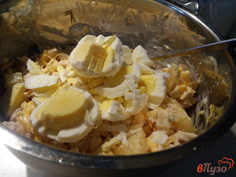 Фото приготовление рецепта: Салат из куриного филе и консервированного ананаса шаг №10