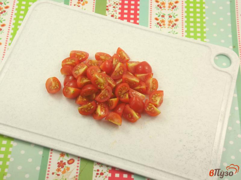 Фото приготовление рецепта: Салат с печенью трески и помидорами черри шаг №2