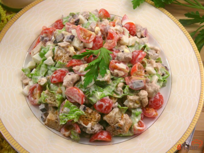 Фото приготовление рецепта: Салат с печенью трески и помидорами черри шаг №9