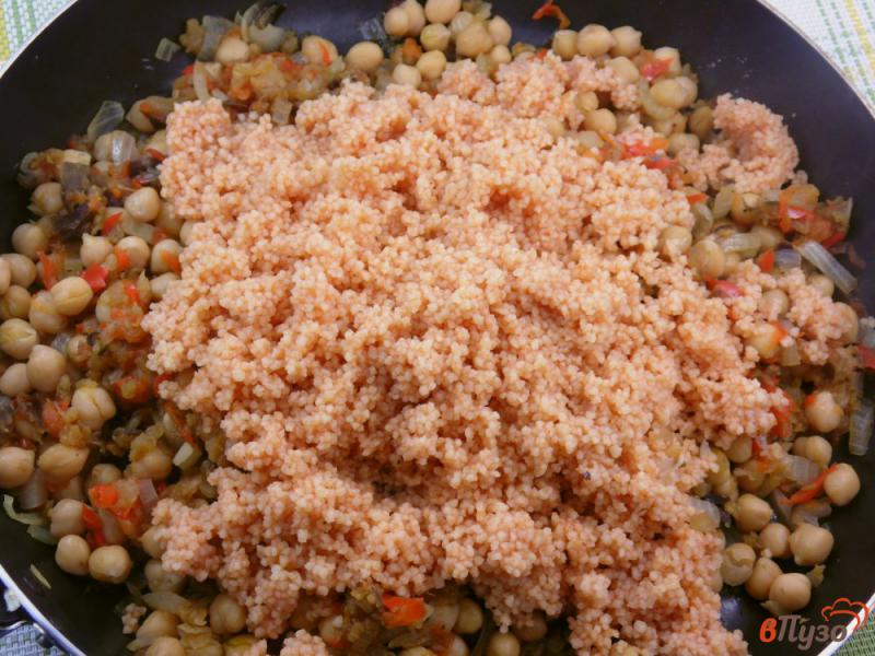 Фото приготовление рецепта: Кускус в томатно-овощном соусе с нутом шаг №6