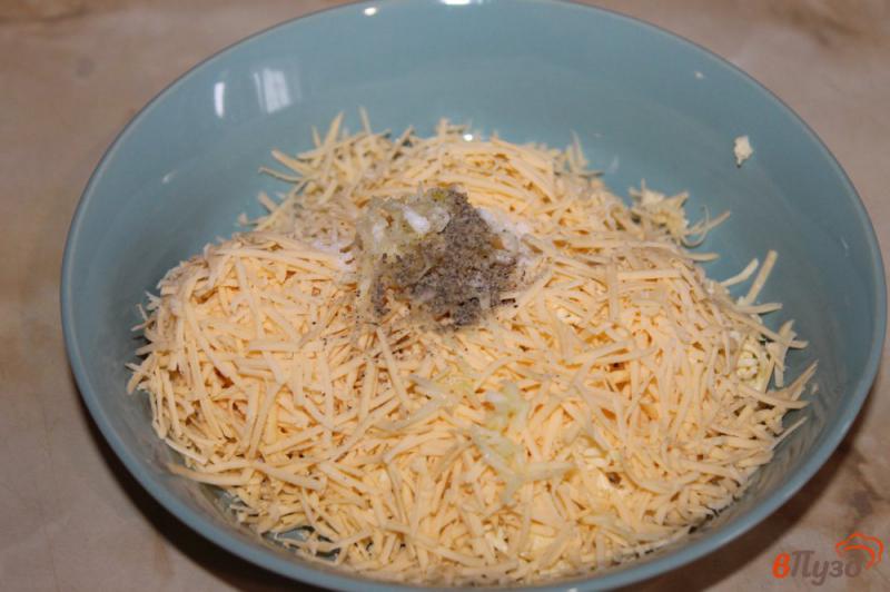 Фото приготовление рецепта: Намазка из двух видов сыра с чесноком шаг №3