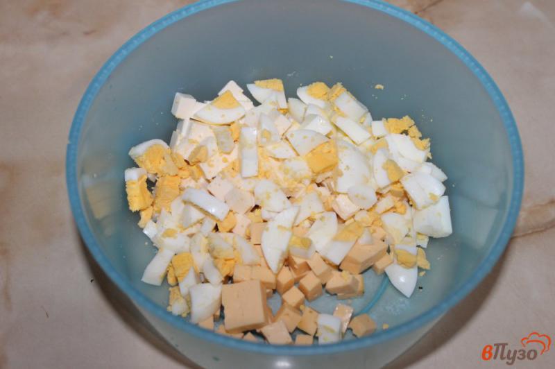 Фото приготовление рецепта: Салат из куриной грудки с грибами и яйцом шаг №2