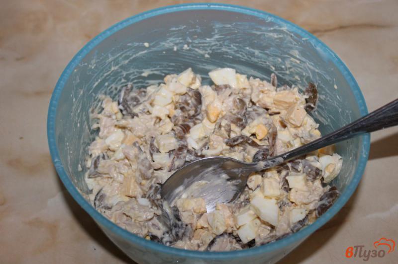 Фото приготовление рецепта: Салат из куриной грудки с грибами и яйцом шаг №5