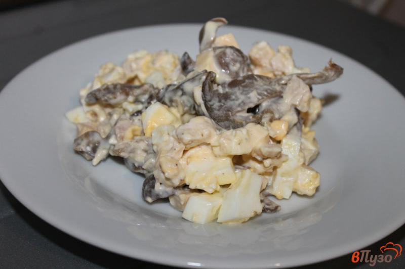 Фото приготовление рецепта: Салат из куриной грудки с грибами и яйцом шаг №6
